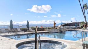拉海納的住宿－Maui Westside Presents: Whaler 420 - Best location in Kaanapali beach，度假村内带热水浴池的游泳池