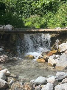 ein kleiner Wasserfall in einem Fluss mit Felsen in der Unterkunft Mondholz - Urban Inn 24-7 in Innsbruck