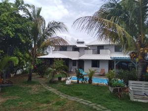 uma casa com piscina e palmeiras em Villa Leocia em Beau Vallon