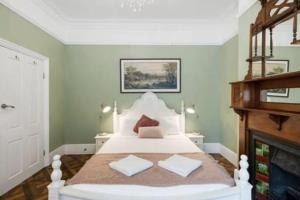 Postel nebo postele na pokoji v ubytování The East-Redfern Mansion on Chelsea