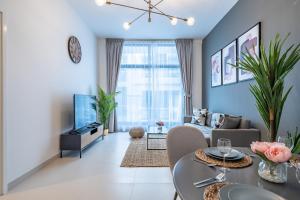 a living room with blue walls and a dining room at Primestay - 1BR in Prime Views Al Meydan in Dubai