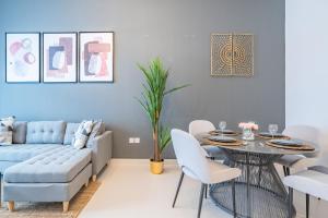 Primestay - 1BR in Prime Views Al Meydan في دبي: غرفة معيشة مع أريكة وطاولة