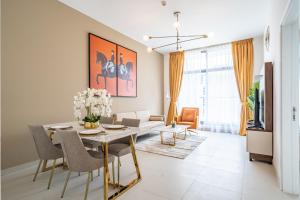 a living room with a dining room table and chairs at Primestay - Prime Views Meydan 1BR in Dubai