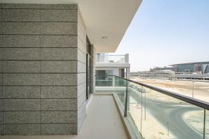 budynek z balkonem z widokiem na autostradę w obiekcie Primestay - Prime Views 1BR in Al Meydan w Dubaju