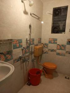 La salle de bains est pourvue de toilettes et d'un lavabo. dans l'établissement 2 Bhk Holiday home near Panjim city & Beaches, à Panaji