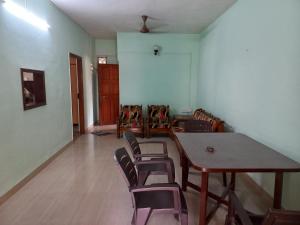 pusty pokój ze stołem i krzesłami w obiekcie 2 Bhk Holiday home near Panjim city & Beaches w mieście Panaji