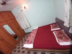 1 dormitorio con 1 cama y puerta de madera en 2 Bhk Holiday home near Panjim city & Beaches, en Panaji