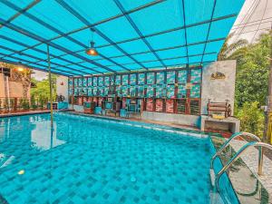 una gran piscina con techo azul en Plaiphu Pool Villas en Phangnga