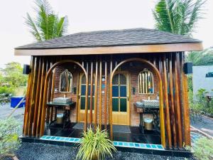una piccola casa di pan di zenzero con porte in legno di Plaiphu Pool Villas a Phang Nga