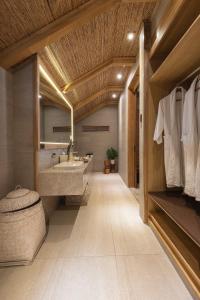 uma grande casa de banho com um lavatório e um espelho em Manami Resort 