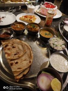 una mesa con varios platos de comida. en UGS guest house en Jodhpur