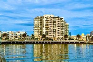 墨爾本的住宿－Amzing Ocean View Spacious Three Bedrooms Apartment Port Melbourne，一大片水边的大建筑