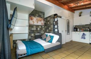 a small bedroom with a bed and a kitchen at Solution-Grischun, Parkplatz - Küche- Wäschetrokner- Kaffee, Tee in Flims