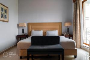 1 dormitorio con 1 cama grande y 1 silla en Guest House Hotel Amman by FHM, en Amán