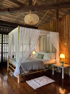 Tempat tidur dalam kamar di Balay Lucia- BalayByTheSea serene villa near Vigan