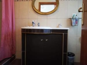 łazienka z umywalką i lustrem w obiekcie H_paradise w mieście Iraklitsa