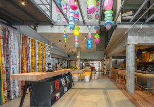ein Restaurant mit bunten Lichtern an der Decke in der Unterkunft Lub d Bangkok Siam - Opposite MBK & Next to Skytrain - Perfect for shopping lovers! in Bangkok