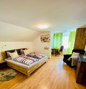 sypialnia z łóżkiem i salon w obiekcie Steinbock Bed & Breakfast w mieście Fischen