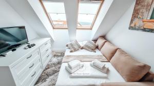 sala de estar con sofá y TV en Four seasons apartment - Oasis beach resort en Bliznatsi