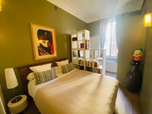 um quarto com uma cama grande e uma estante de livros em Le jardin de Ponteves em Aix-en-Provence
