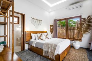A bed or beds in a room at Villa Grateful by Alfred in Bali