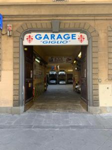 a garage building with a garage club sign on it at VRooms All'Angolo Del Duomo in Florence