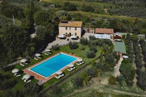 z góry widok na dom z basenem w obiekcie Podere Sant'Elena w mieście San Gimignano