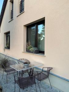 a patio with a table and chairs and a window at Gästesuite „Torfstich“ in Markische Heide