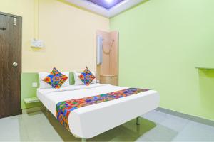 Giường trong phòng chung tại Via Airport Stay Inn - Nr Hyderabad International Airport, Shamshabad