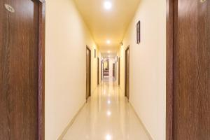 un corridoio di un corridoio dell'ospedale con un corridoio lungo di FabExpress Airport Stay Inn a Hyderabad