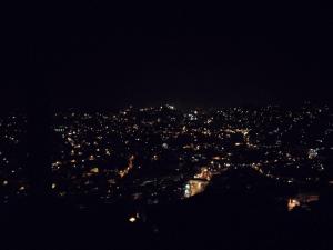 - une vue sur la ville éclairée la nuit dans l'établissement Blue Haven Unit 2, à Baguio