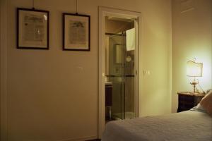 um quarto com uma cama e uma cabina de duche em vidro em Al pozzo dei Scoacamini, 100 m from San Marco, ground floor em Veneza