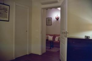 um corredor com uma porta que leva a uma sala de estar em Al pozzo dei Scoacamini, 100 m from San Marco, ground floor em Veneza