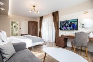 um quarto de hotel com uma cama e uma secretária em B&D Apartments Delux, NEW em Lovech