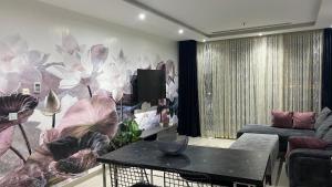 Luxury 2 Room Suite Apartment With Seaview In Center في إسطنبول: غرفة معيشة مع جدارية زهرة على الحائط