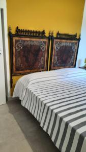 1 cama con edredón de rayas blanco y negro en Casa vacanze Titi', en Trapani