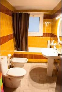 ein Bad mit einem WC und einem Waschbecken in der Unterkunft Apartamento Cómodo y céntrico en Olot in Olot