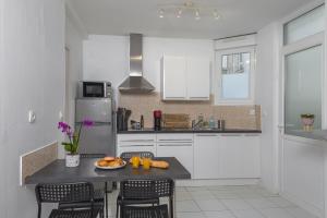 a kitchen with a table with a plate of fruit on it at Appart calme avec parking proche place Ney in Angers