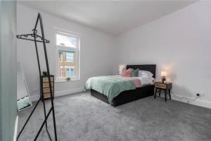 מיטה או מיטות בחדר ב-Newly refurbished home in darlington