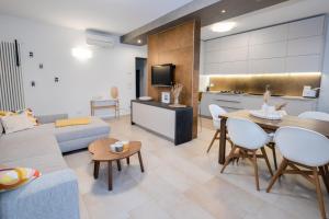 Riviera degli Ulivi - Terrace over the castle في توري ديل بيناكو: غرفة معيشة بها أريكة وطاولة