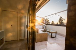 Riviera degli Ulivi - Terrace over the castle في توري ديل بيناكو: شرفة مع أريكة وطاولة