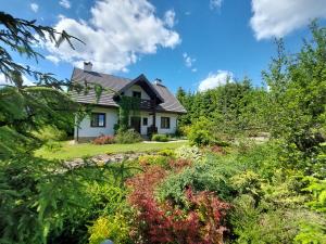 una casa en medio de un jardín en Werchowyna en Wetlina
