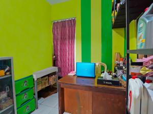 Televízia a/alebo spoločenská miestnosť v ubytovaní OYO 92202 Kost Auto Syariah Anggaswangi