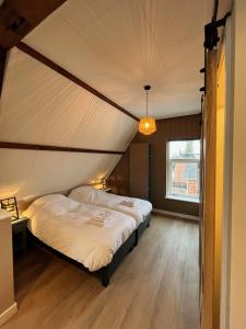 ein Schlafzimmer mit einem Bett in einem Zelt in der Unterkunft De Haven in Zierikzee