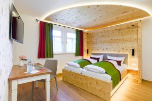 een slaapkamer met een bed met een houten muur bij Landgasthof Hessenmühle in Großenlüder