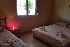 Säng eller sängar i ett rum på Detached quiet villa 500m from sea