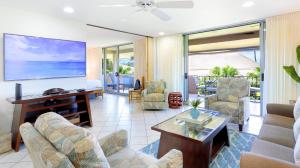 sala de estar con sofá y mesa en Maui Eldorado B200-Large lanai w/ocean/golf course views, en Lahaina