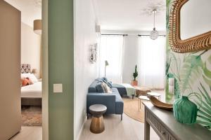 - une chambre avec un lit et un miroir dans l'établissement Very nice 2p with all comfort, city center Ac/wifi, à Nice