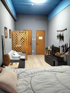 大阪市にあるBackstage Party Hostel & Barのベッドルーム1室(ベッド1台付)、リビングルームが備わります。