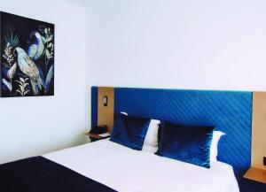 Кровать или кровати в номере Ajax Hotel